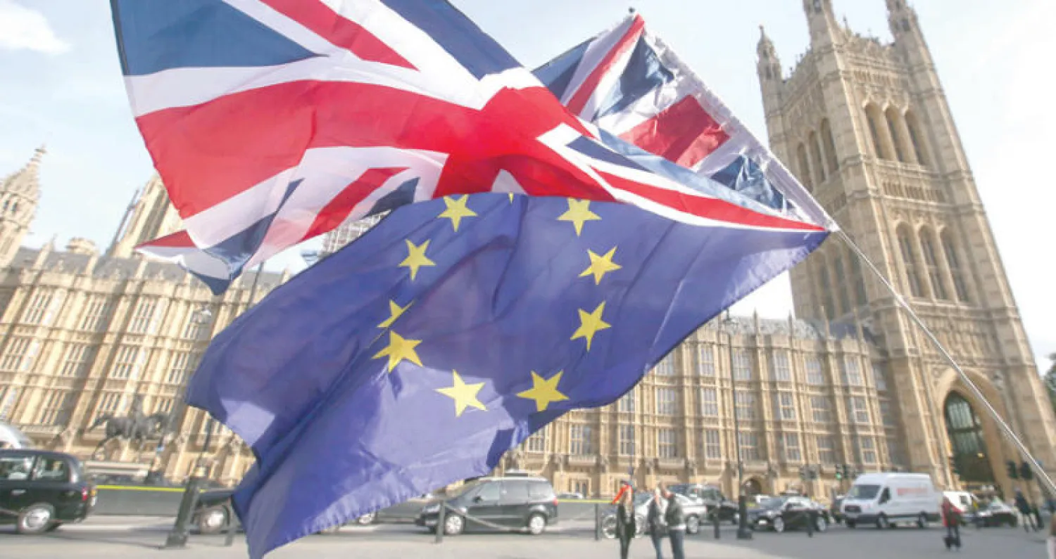 جانب من مظاهرة ضد خروج بريطانيا من الاتحاد الأوروبي أمام البرلمان البريطاني أول من أمس (أ.ف.ب)