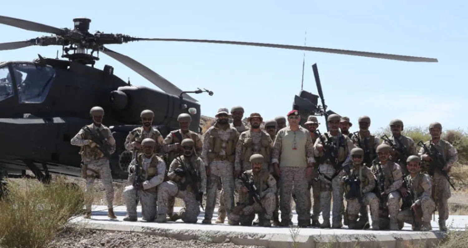 الأمير الفريق الركن فهد بن تركي في لقطة تذكارية مع الجنود السعوديين المشاركين في التمرين («الشرق الأوسط»)