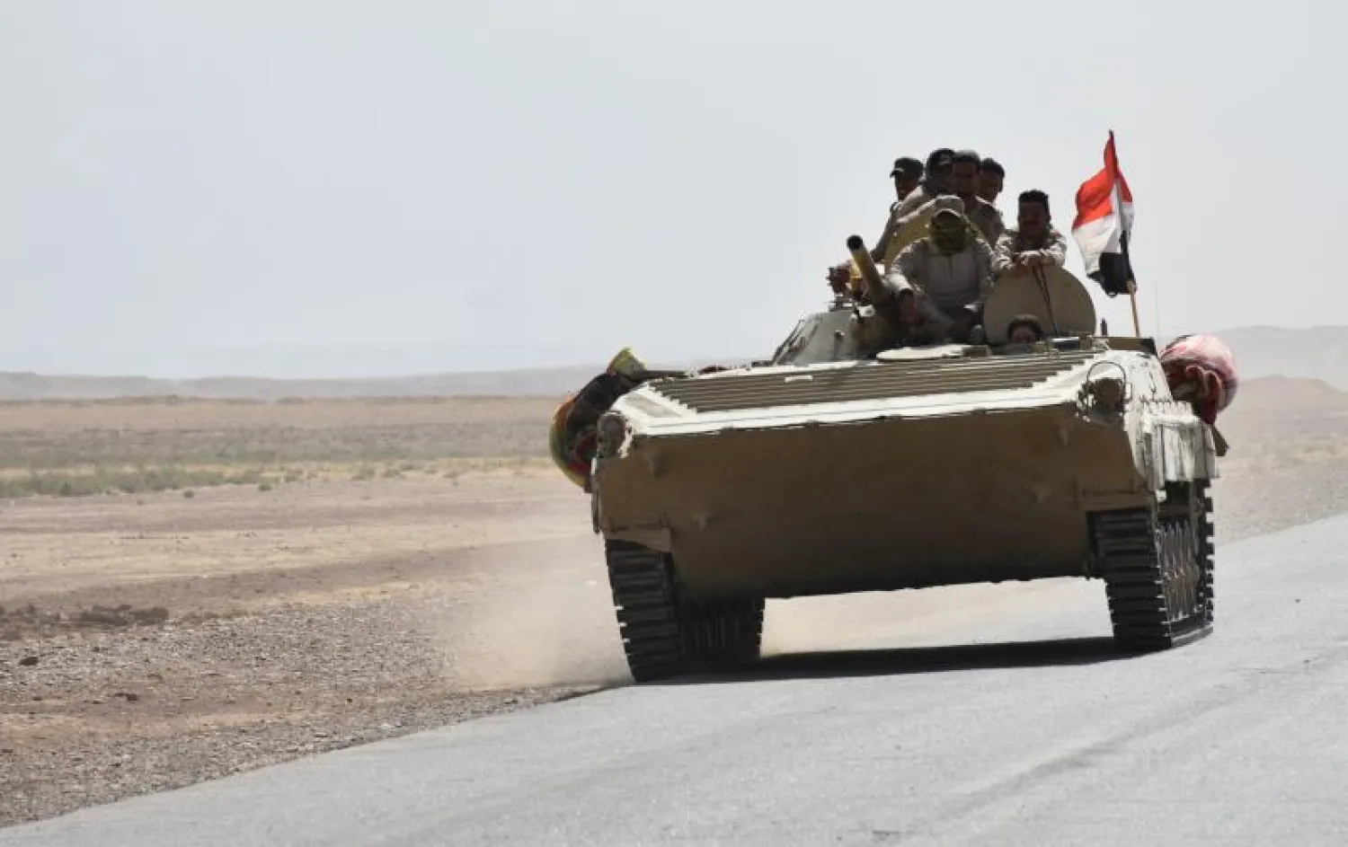 دبابة عراقية على الطريق الذي يربط الحويجة وكركوك (أ.ف.ب)