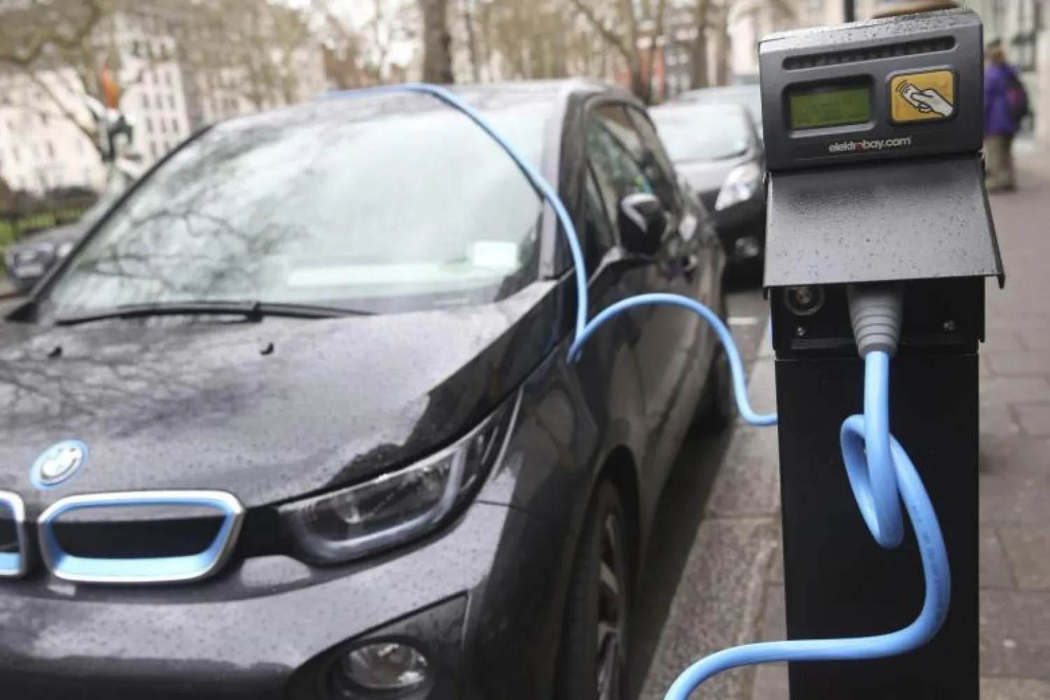 An electric car is plugged into a charging point in London, Britain April 7, 2016. REUTERS/Neil Hall