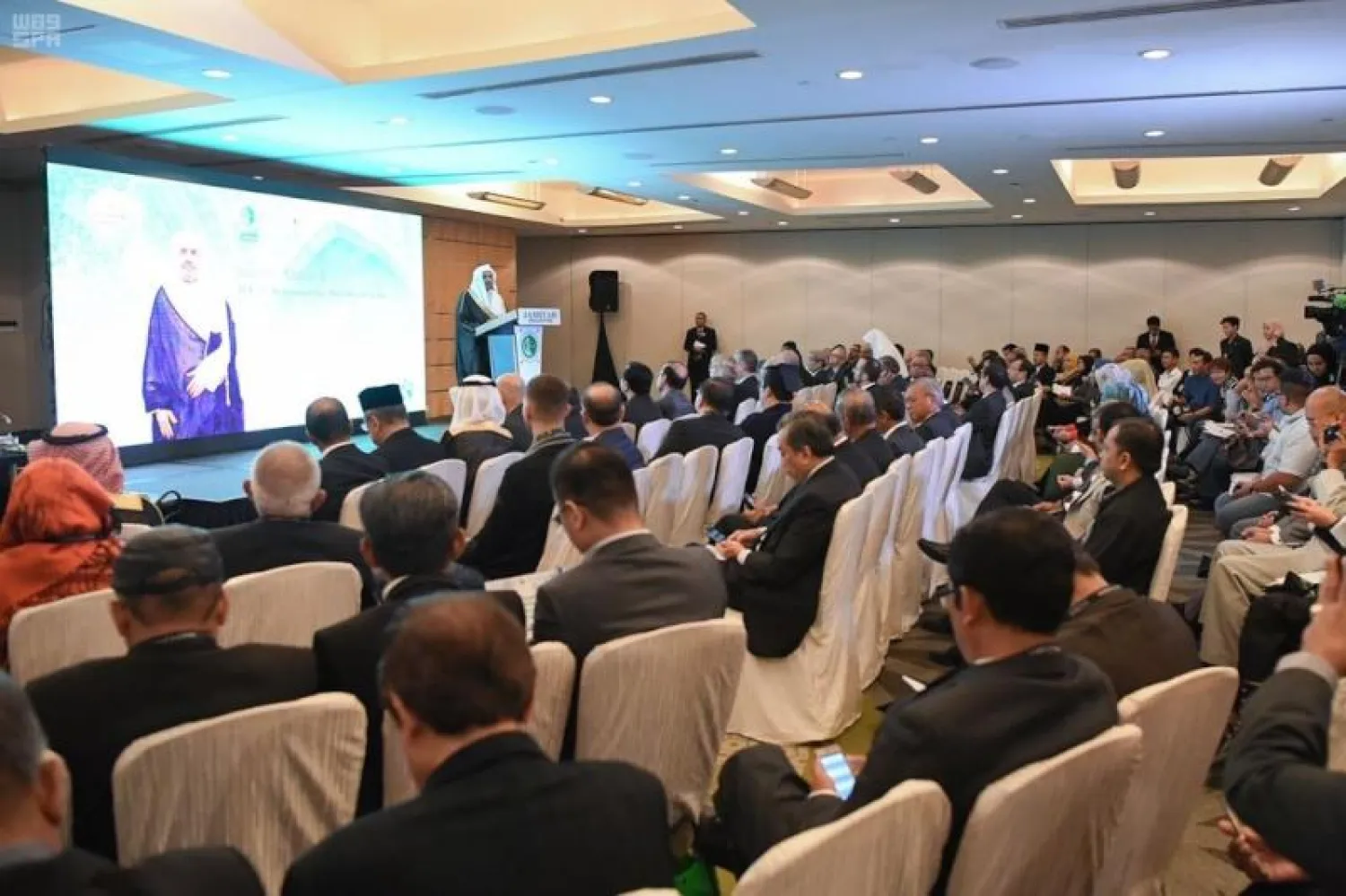 الأمين العام لرابطة العالم الإسلامي الشيخ الدكتور محمد بن عبدالكريم العيسى خلال الافتتاح (واس)