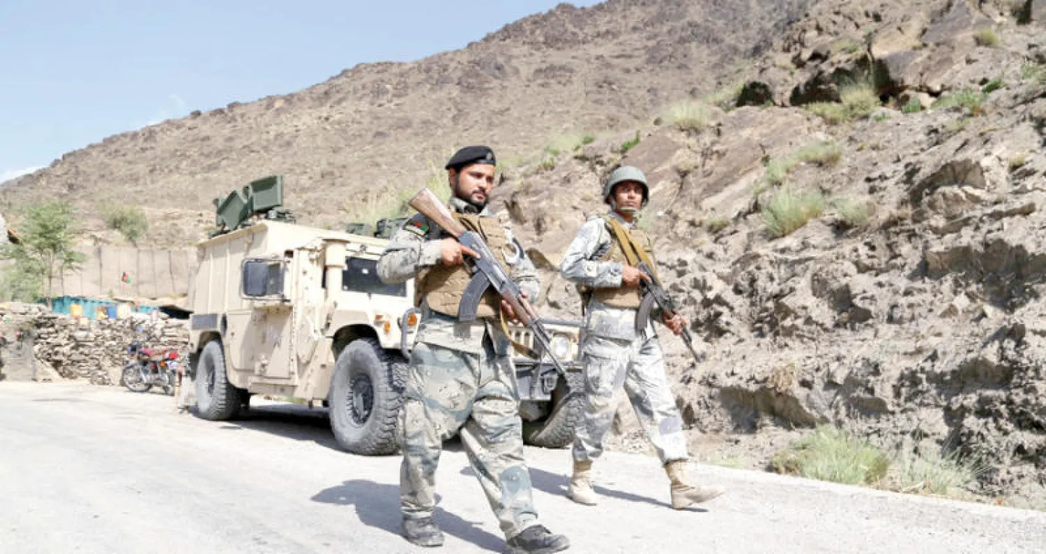جنود أفغان على الطريق السريع في ولاية كونر شرقي أفغانستان (إ.ب.أ)
