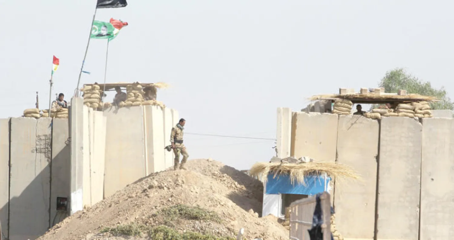 قوات البيشمركة في مواجهة القوات الحكومية و«الحشد» جنوب كركوك أمس (أ.ف.ب)