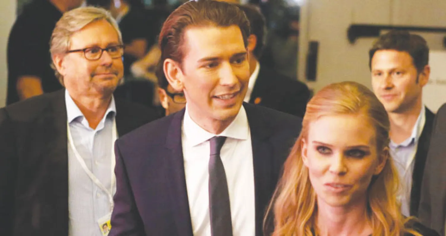 سيباستيان كورتز (وسط) يستعد للإدلاء بأول تصريحاته بعد الإعلان عن النتائج الأولية في فيينا أمس (رويترز)