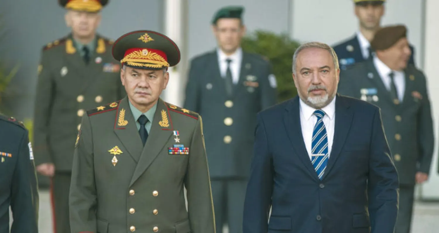 وزير الدفاع الروسي سيرغي شويغو ونظيره الإسرائيلي أفيغدور ليبرمان في تل أبيب أمس (أ.ف.ب)