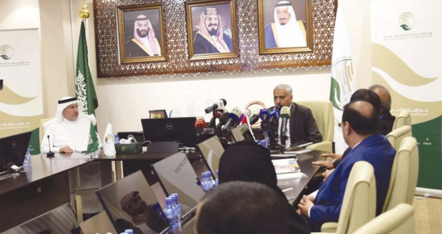 جانب من اللقاء الذي عقد في «مركز الملك سلمان للإغاثة» بين المشرف العام على المركز ووزير الداخلية اليمني («الشرق الأوسط»)
