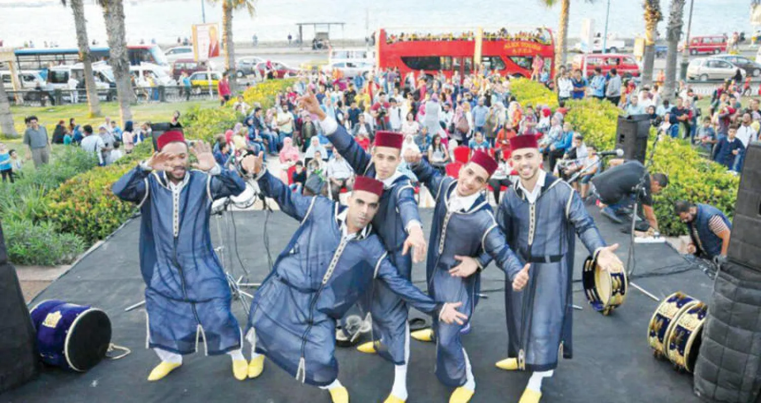 الفرقة المغربية تقدم أحد عروضها بميدان محطة الرمل وسط الإسكندرية