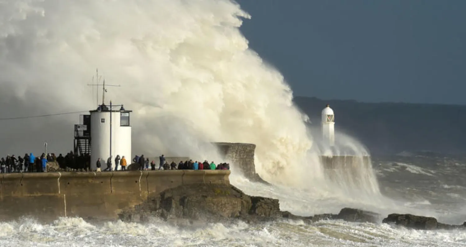 العاصفة أوليفيا تتسبب بأمواج قوية تضرب المنارة في ويلز ببريطانيا (رويترز)