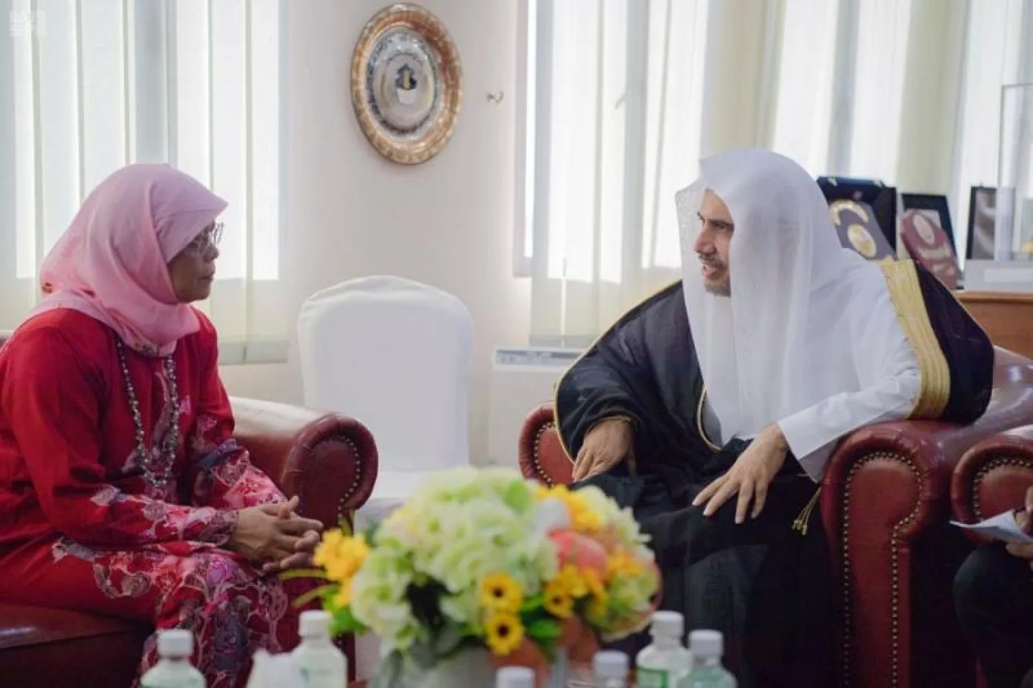 أمين رابطة العالم الإسلامي يستعرض مع رئيسة سنغافورة تعزيز قيم التسامح والتعايش الإنساني