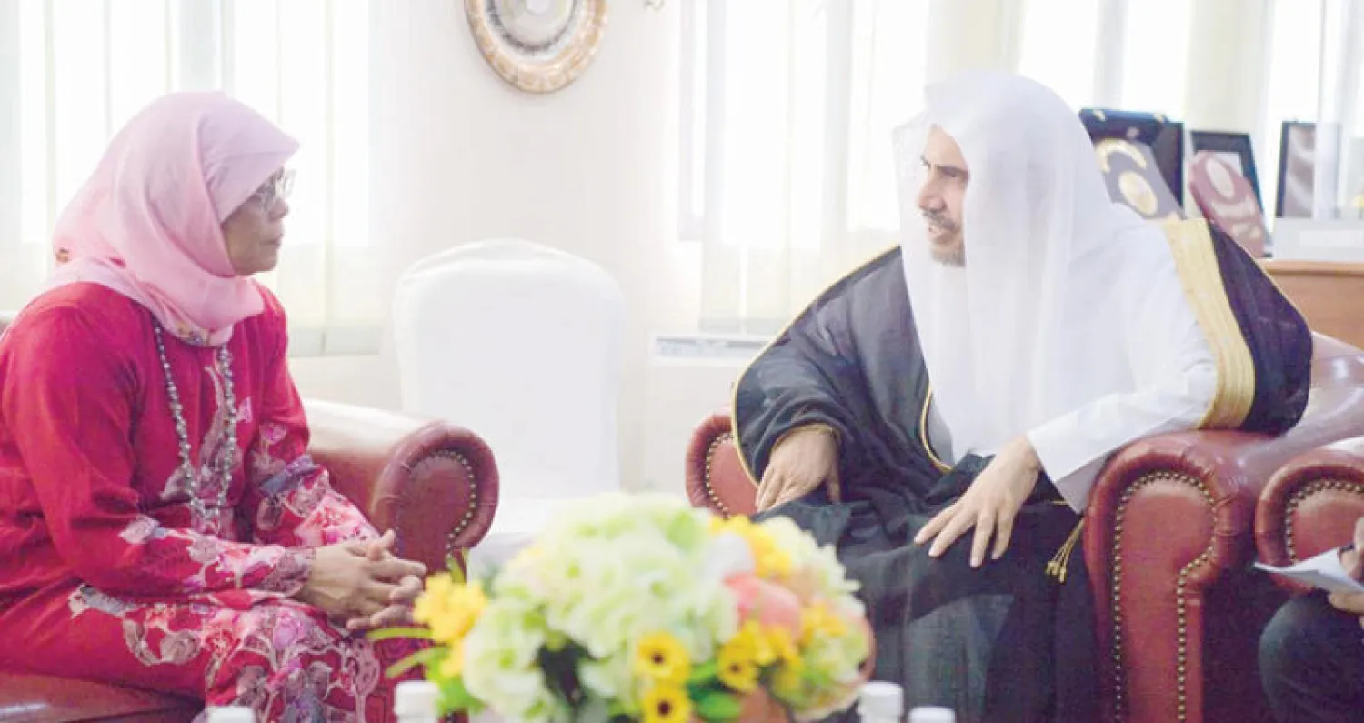 حليمة يعقوب رئيسة الجمهورية السنغافورية لدى لقائها مع الدكتور محمد العيسى أمين عام رابطة العالم الإسلامي (واس)