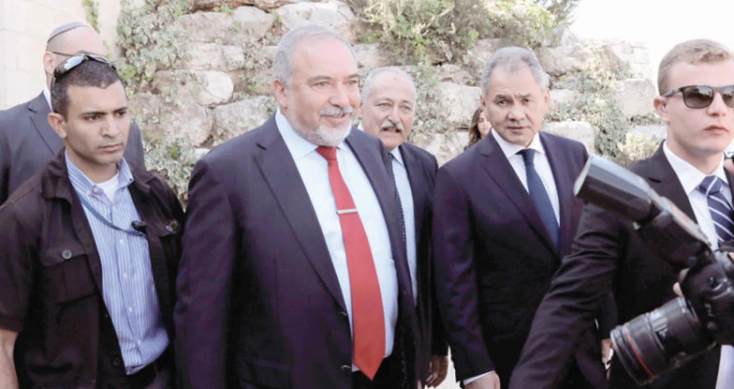 وزير الدفاع الروسي سيرغي شويغو مع نظيره الإسرائيلي أفيغدور ليبرمان في تل أبيب (أ.ف.ب)
