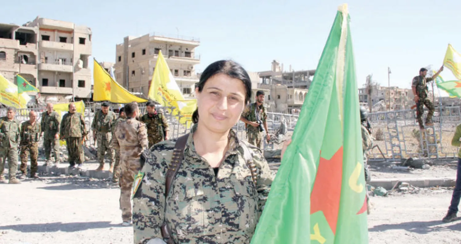 جيهان شيخ احمد المتحدثة باسم {قوات سوريا الديمقراطية} في الرقة أمس ({الشرق الأوسط})