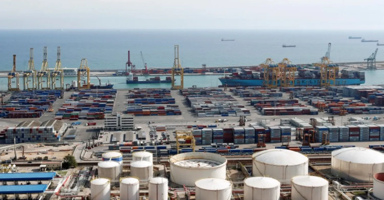  A general view of a cargo terminal at the Port of Barcelona October 23, 2013. REUTERS/Albert Gea/File Photo