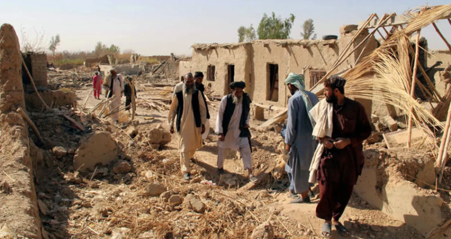 عائلات أفغانية تعود لمنازلها المهدمة بفعل الحرب مع طالبان في لشكرجاه عاصمة ولاية هلمند أمس (إ.ب.أ)