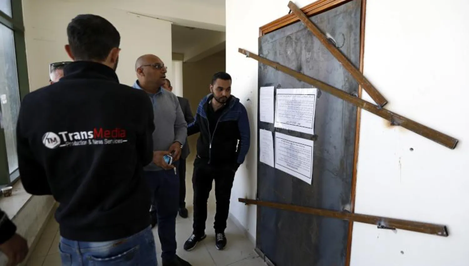 مكاتب إعلامية في الضفة الغربية داهمتها القوات الإسرائيلية وأغلقتها بصفائح حديدية (إ.ب.أ)