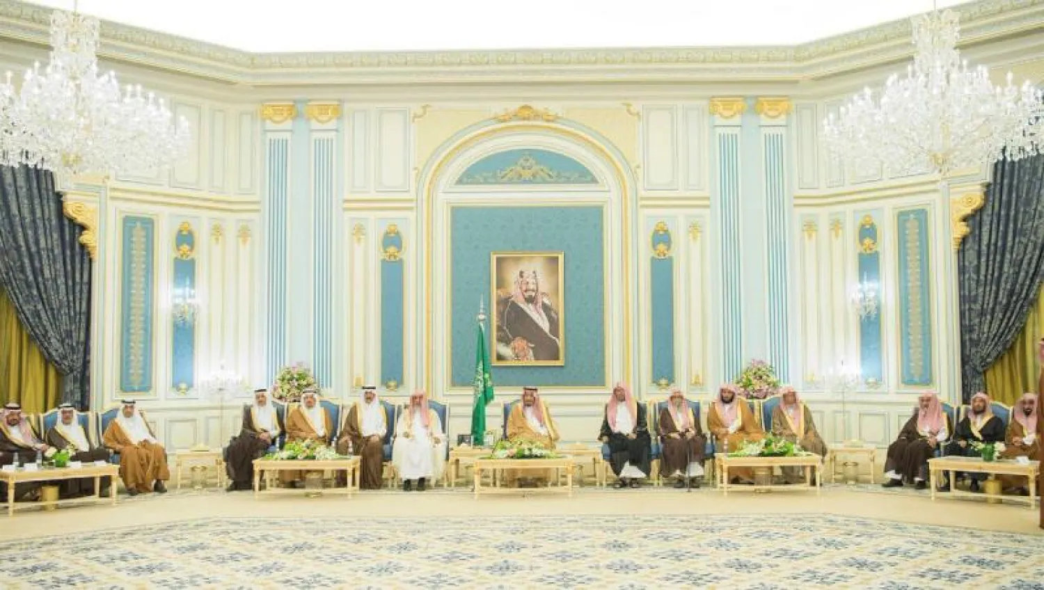 خادم الحرمين الشريفين خلال استقباله الأمراء والمفتي والعلماء والمواطنين (واس)