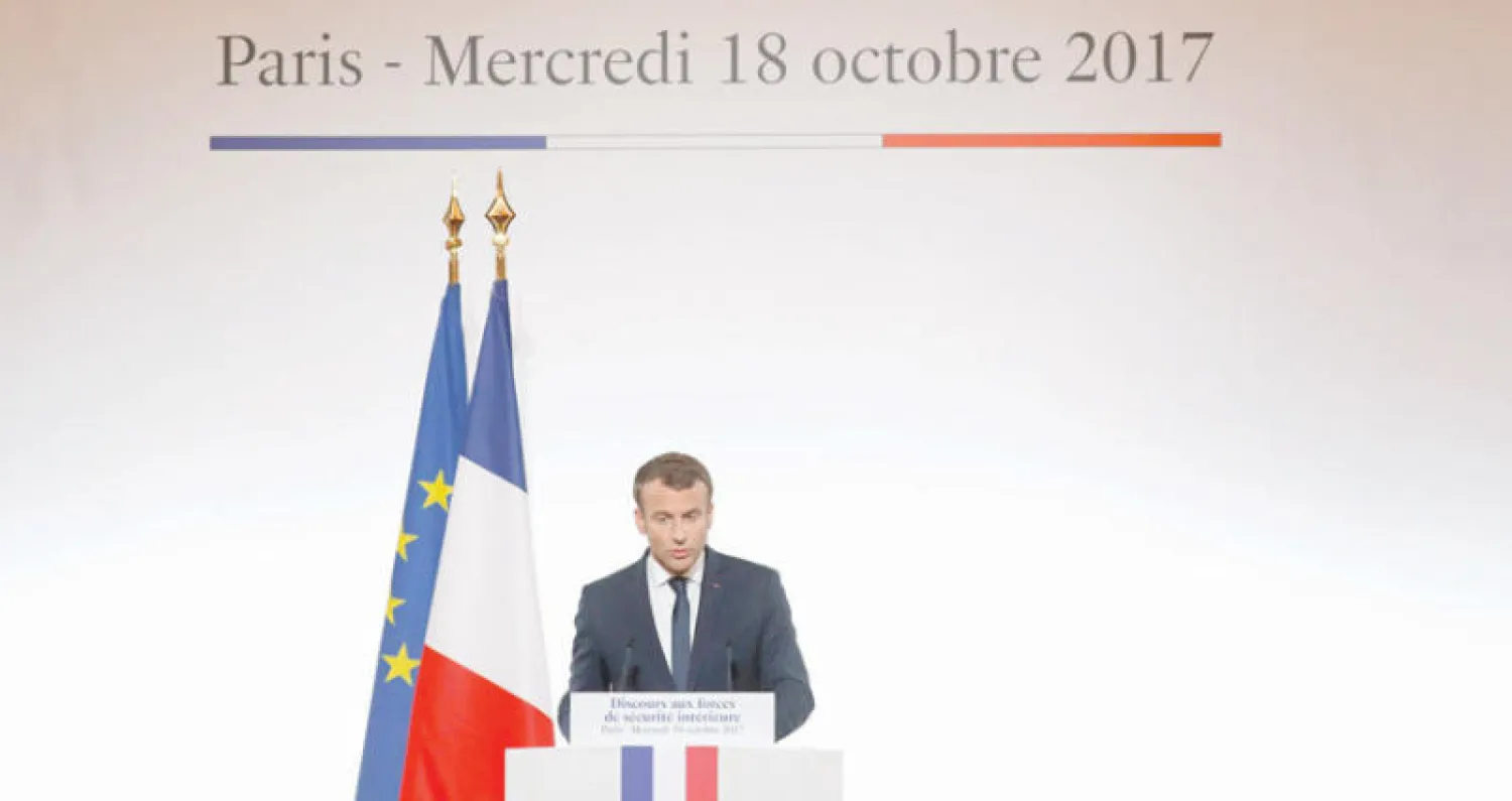 الرئيس الفرنسي إيمانويل ماكرون يلقي خطاباً في قصر الإليزيه أمس (إ.ب.أ)