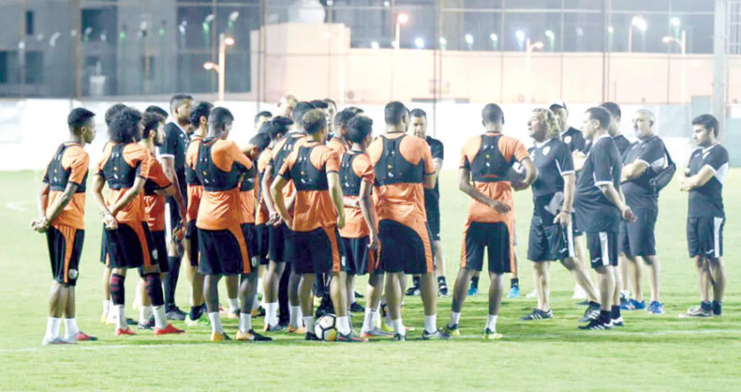 كارينيو خلال اجتماعه باللاعبين (المركز الإعلامي بنادي الشباب)