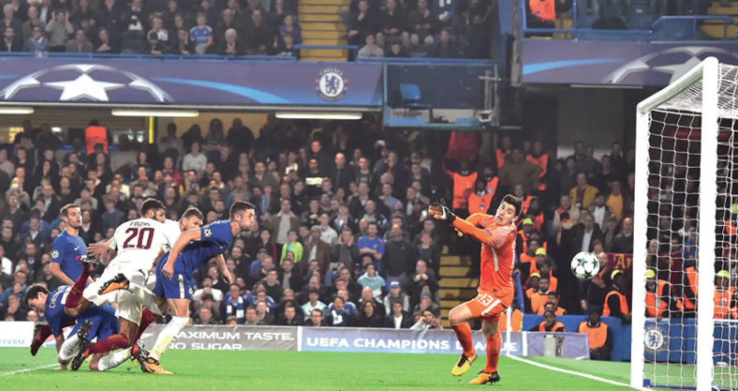 دزيكو نجم روما (الأخير) يسجل برأسه في مرمى تشيلسي (أ.ف.ب)