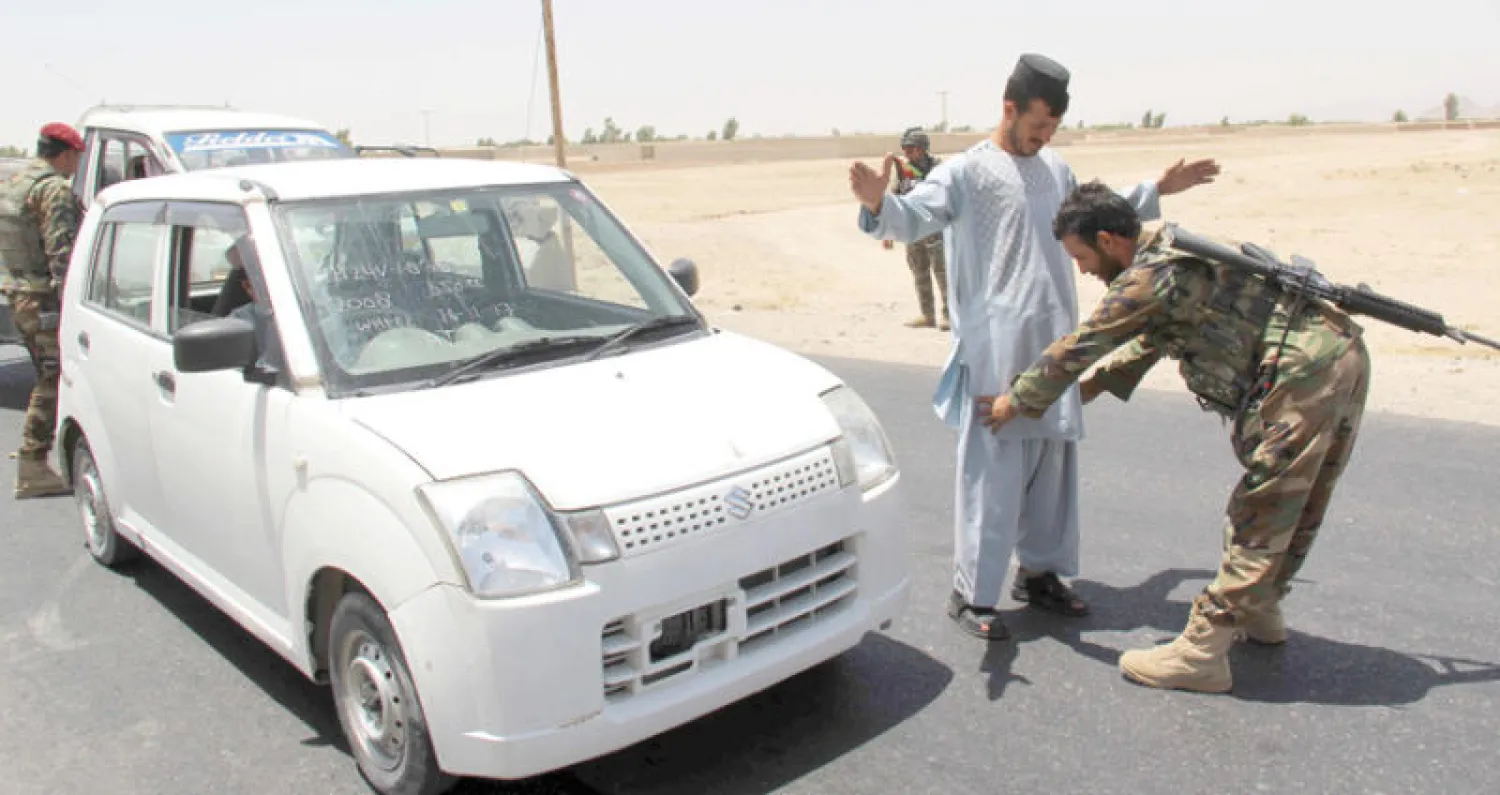 نقطة مراقبة وتفتيش على الطريق السريع خارج حدود ولاية قندهار التي شهدت هجوماً دامياً لطالبان على قاعدة عسكرية أمس راح ضحيته عشرات القتلى والجرحى (إ.ب.أ)