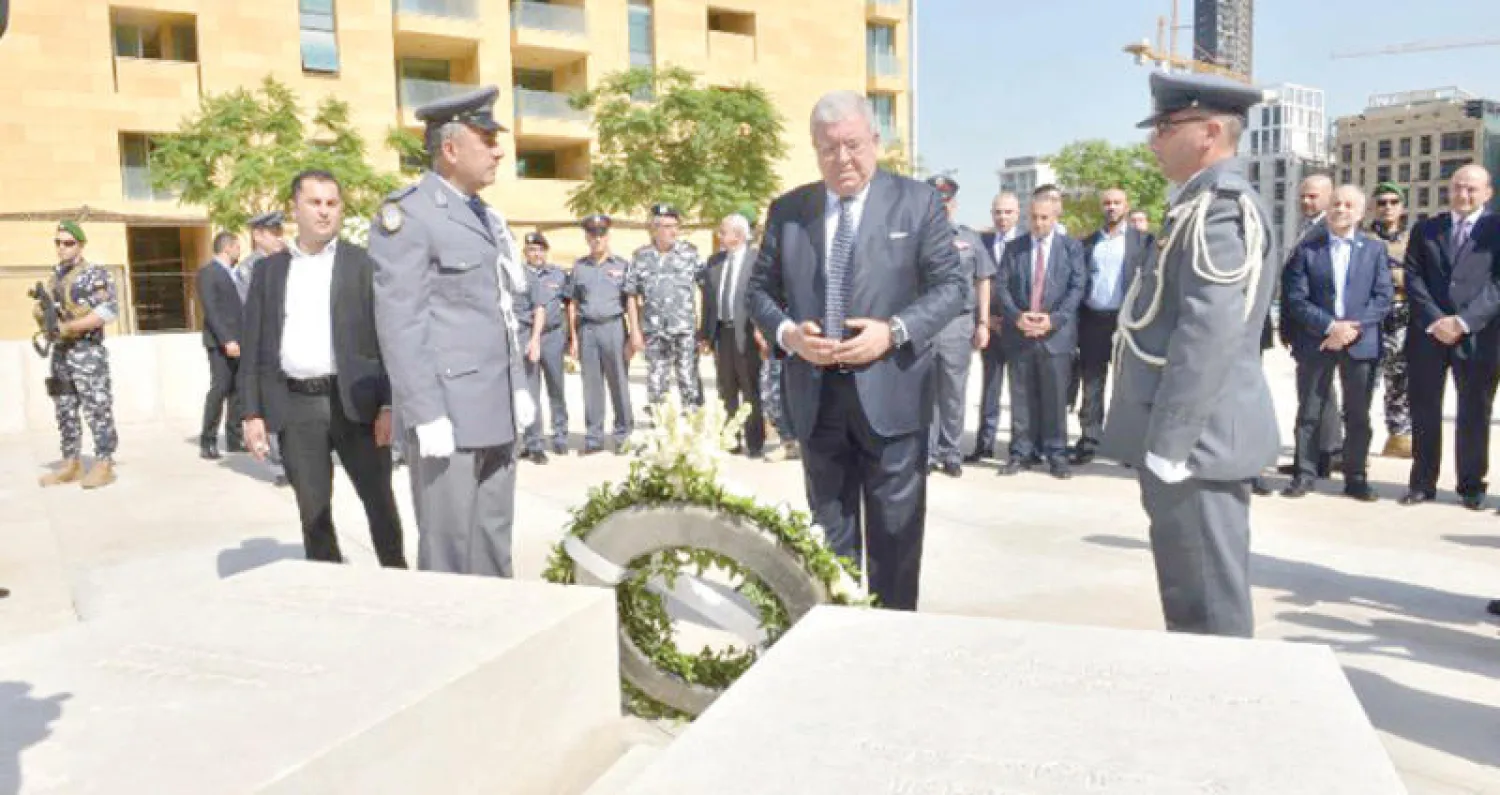 وزير الداخلية اللبناني نهاد المشنوق أمام ضريح وسام الحسن في ذكرى اغتياله أمس (الوكالة الوطنية للإعلام)