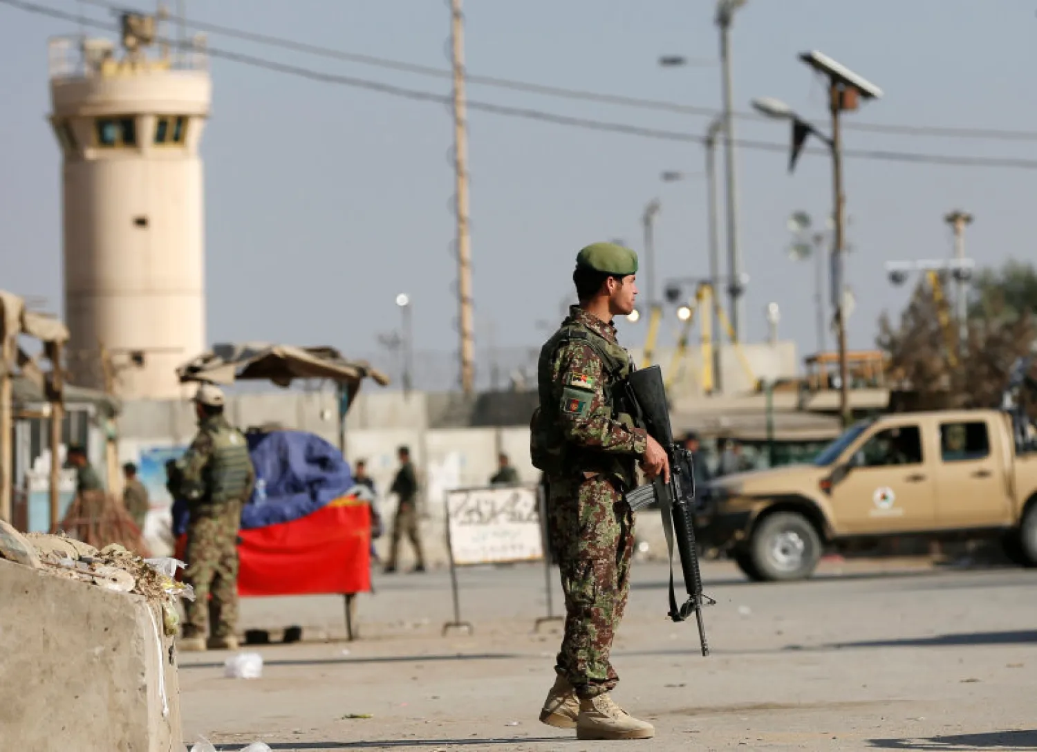 Afghan National Army (ANA) soldiers keep watch outside the Bagram Airfield entrance gate, north of Kabul, Afghanistan November 12, 2016. REUTERS/Omar Sobhani