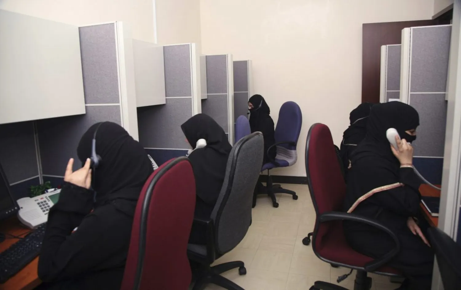 Female Saudi telephone operators work at the International Medical Center in Jeddah June 4, 2007. REUTERS/Susan Baaghil 