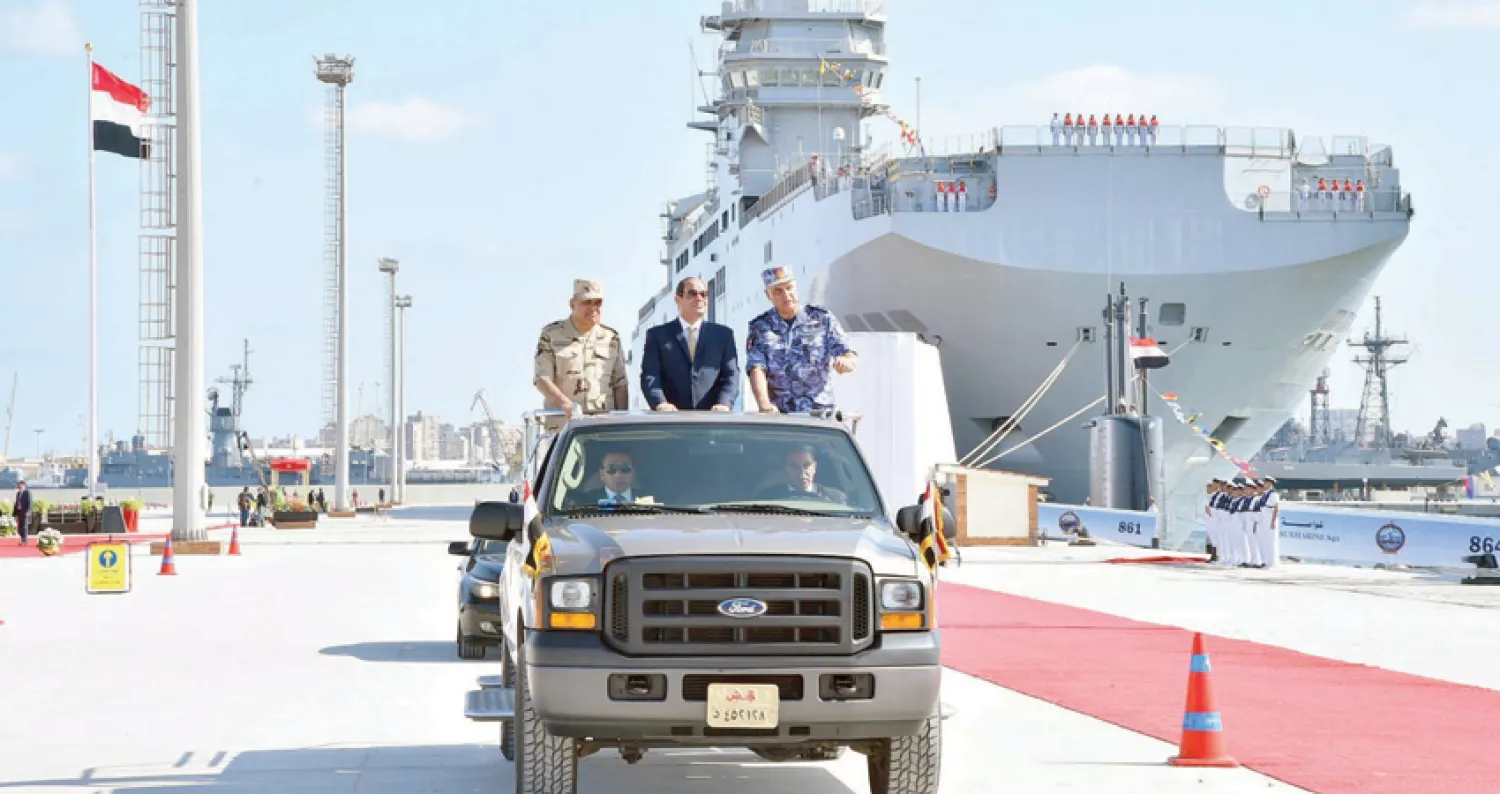 الرئيس السيسي ووزير الدفاع صدقي صبحي والفريق أحمد خالد قائد القوات البحرية («الشرق الأوسط»)