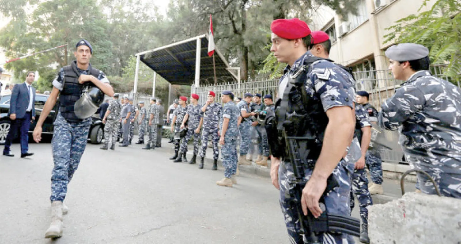 عناصر من قوات الأمن تحيط بالمحكمة لدى صدور الحكم بقضية بشير الجميل أمس (رويترز)