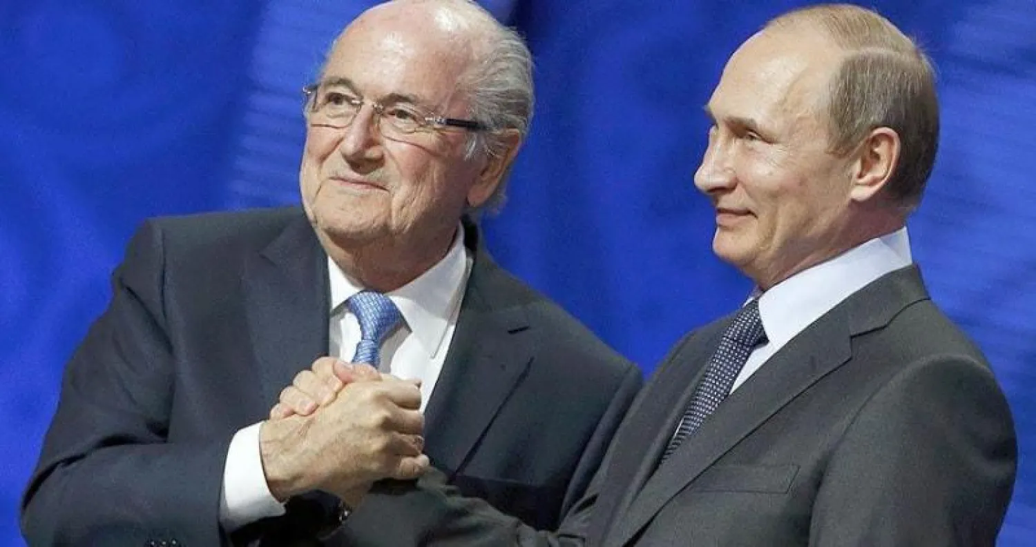 جوزيف بلاتر مع الرئيس الروسي فلاديمير بوتين (رويترز)