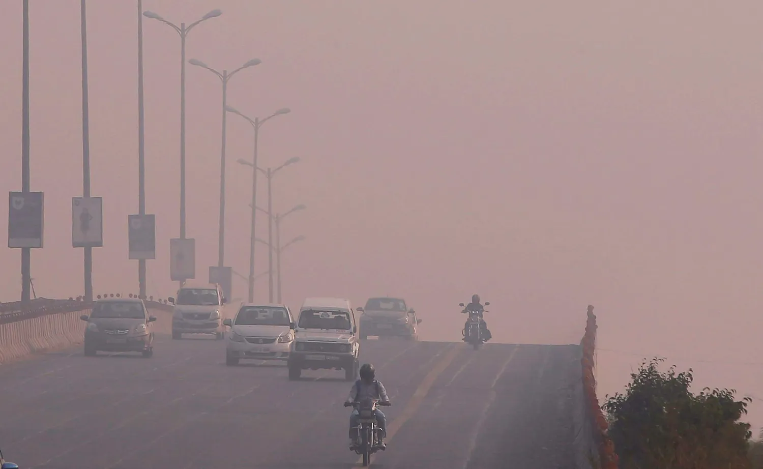 Commuters make their way amidst smog on a flyover in New Delhi, India.(Reuters photo)