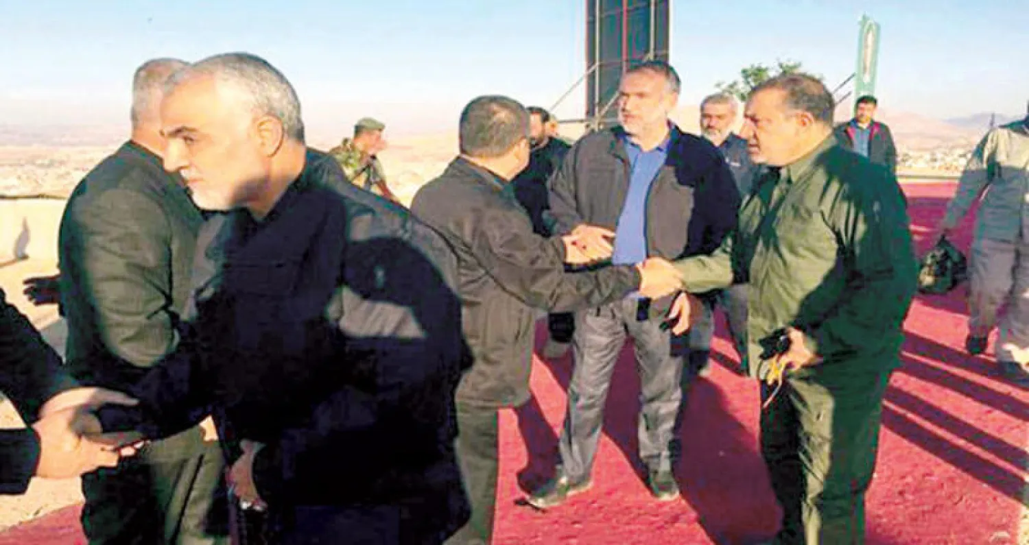 صورة من وكالة «مهر» الإيرانية لقاسم سليماني خلال زيارته لقبر الرئيس العراقي السابق جلال طالباني في السليمانية