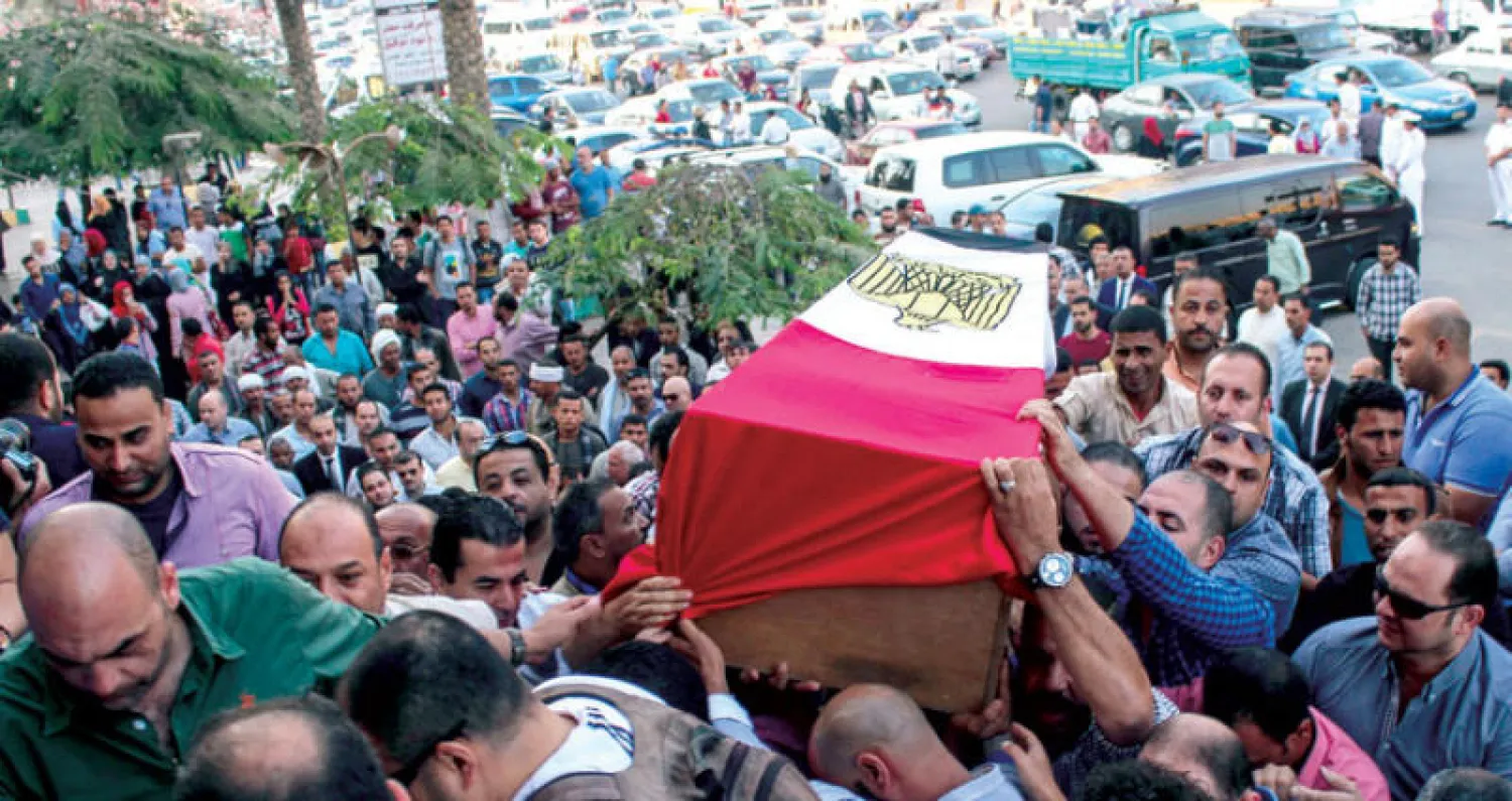 تشييع جثمان النقيب احمد فايز بعد ساعات من العملية الارهابية في الواحات (إ.ب.أ)