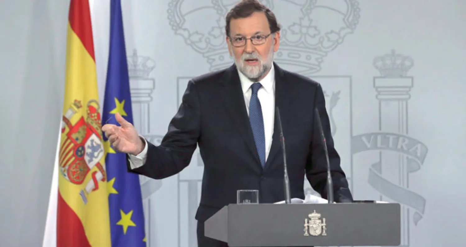 رئيس وزراء إسبانيا المحافظ ماريانو راخوي بعد الجلسة الاستثنائية للحكومة (إ.ب.أ)