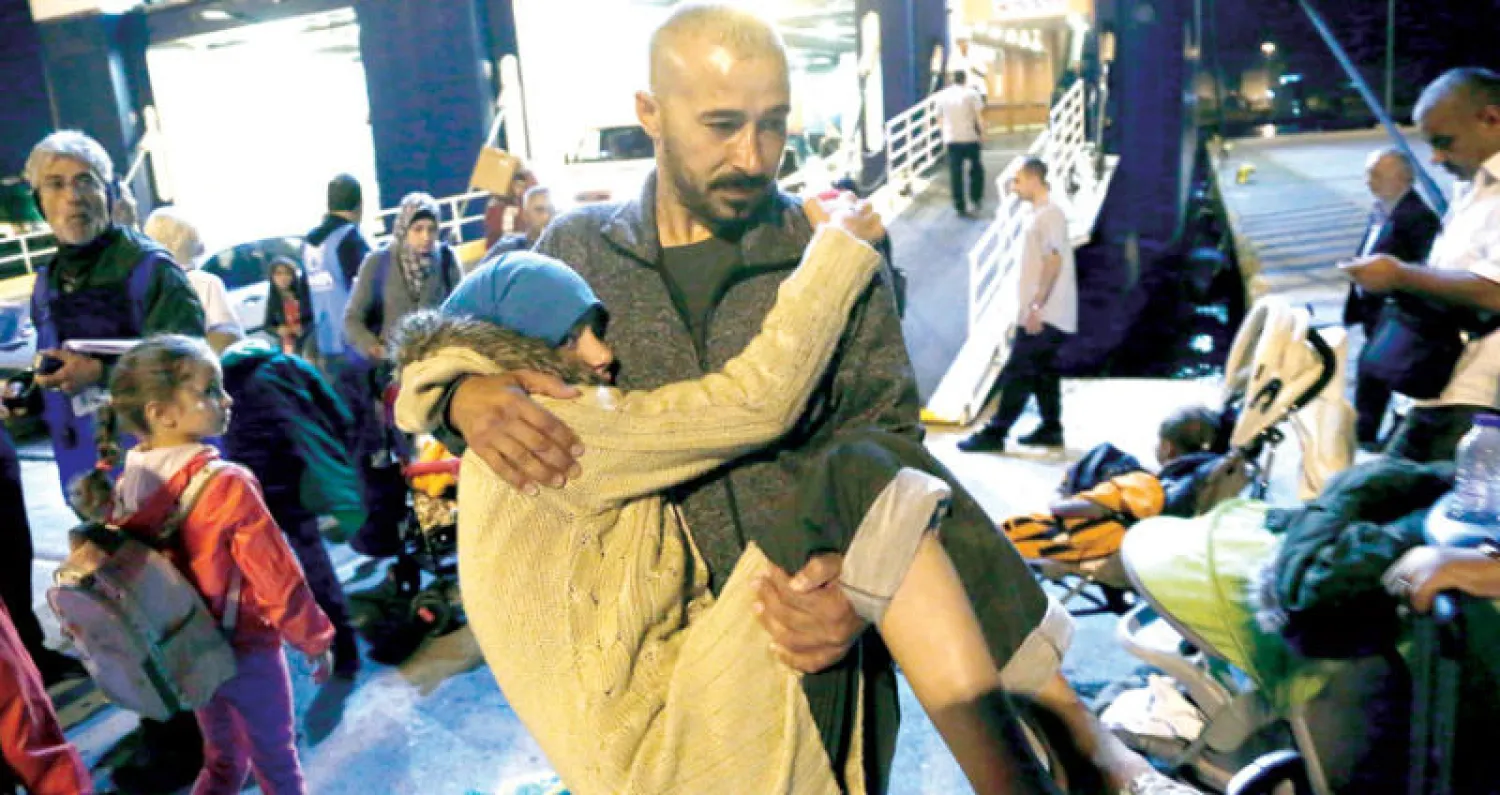 لاجئون سوريون لدى وصولهم إلى ميناء بيراوس قرب أثينا أمس (إ.ب.أ)