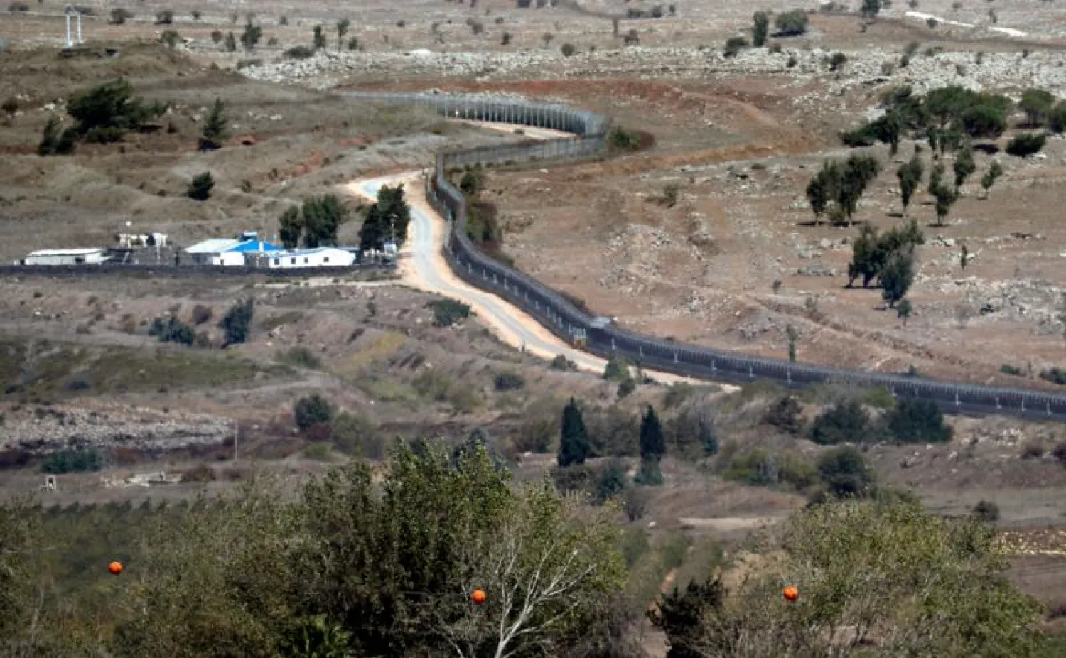 الحد الفاصل بين القسم المحتل والأراضي السورية في هضبة الجولان (أ.ف.ب)