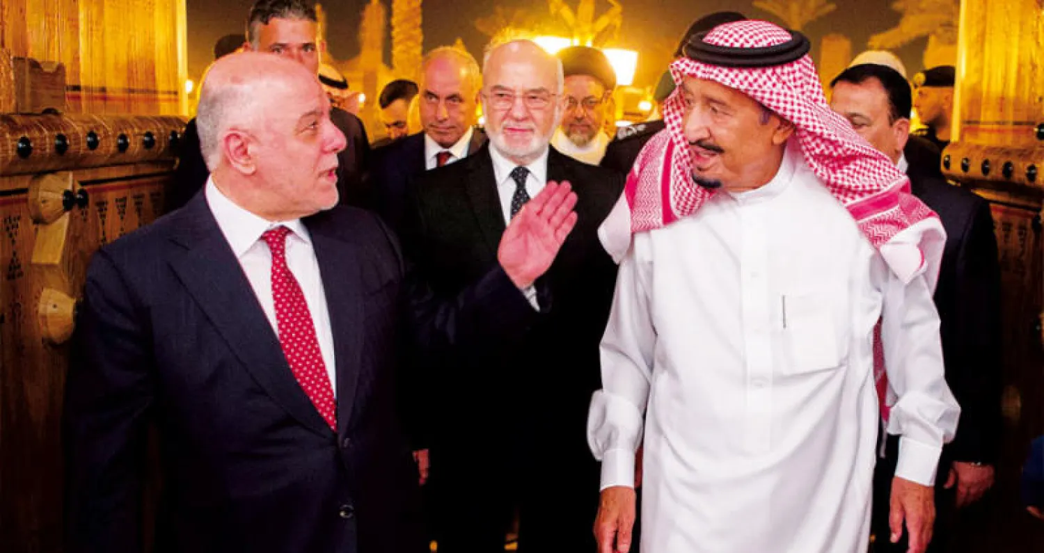 خادم الحرمين الشريفين خلال استقباله حيدر العبادي في قصر العوجا بالدرعية أمس (واس)