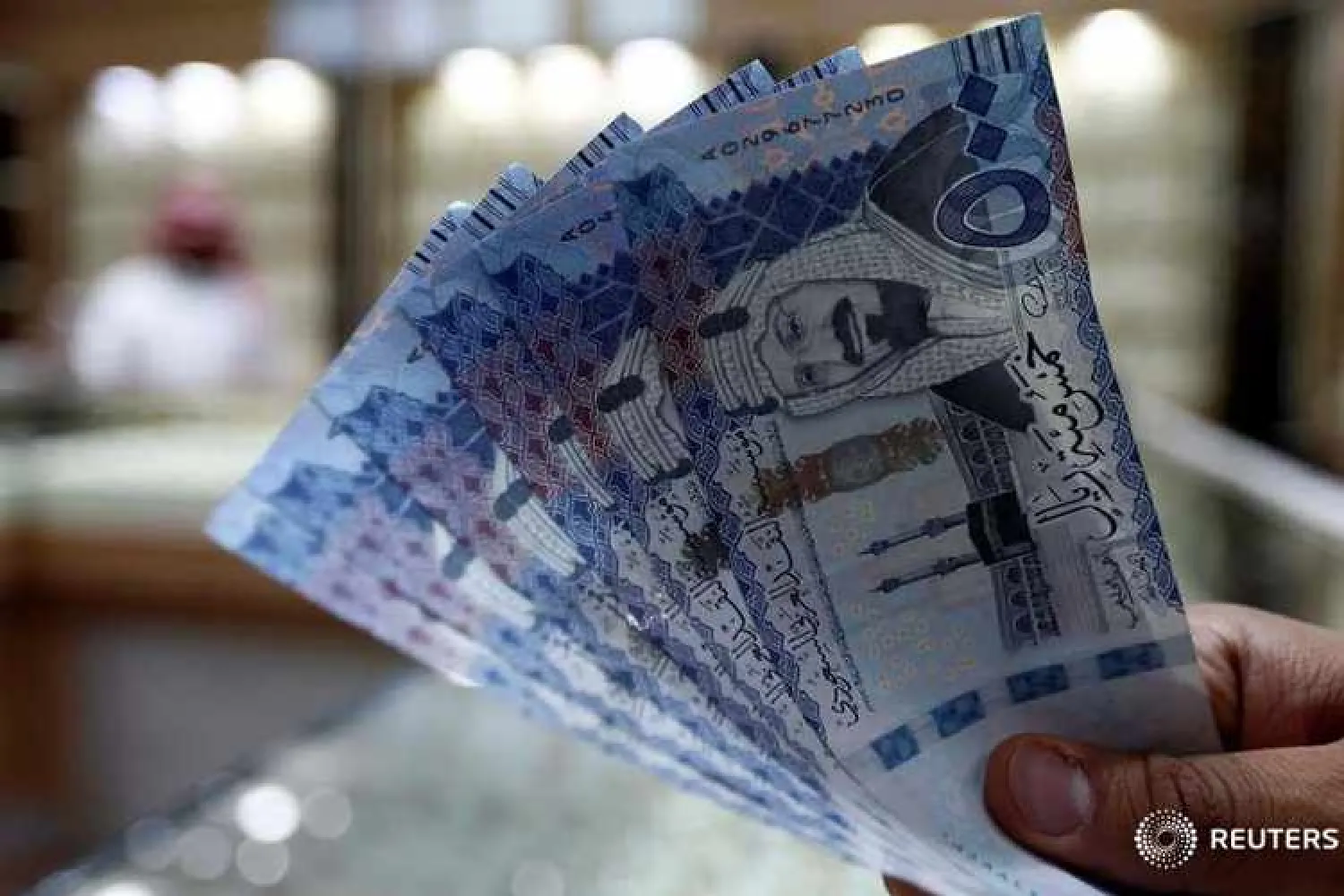  A Saudi money changer displays Saudi Riyal banknotes at a currency exchange shop in Riyadh, Saudi Arabia July 27, 2017. Image for illustrative purpose. REUTERS/Faisal Al Nasser