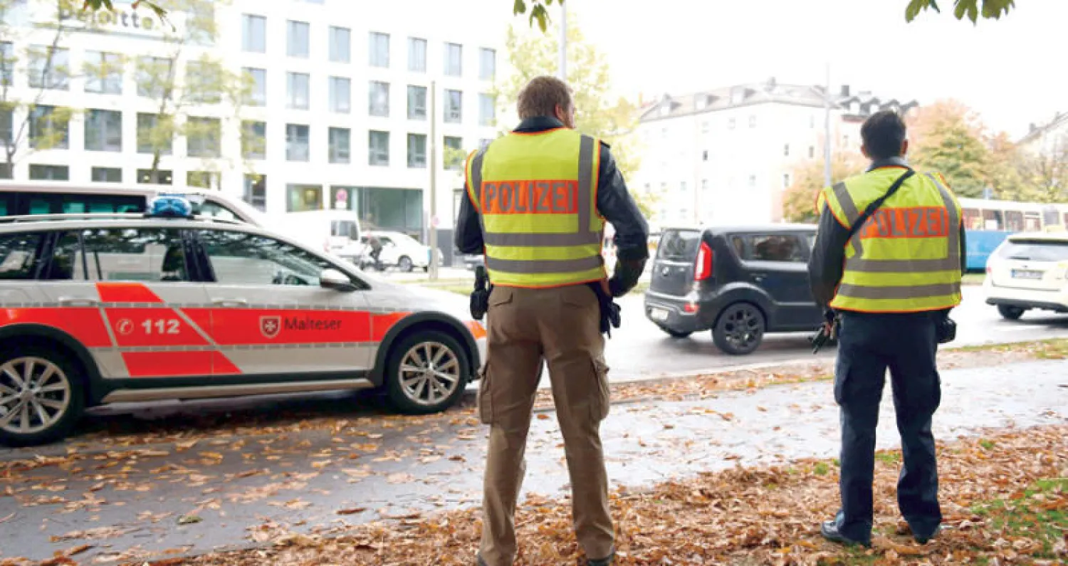 شرطيون ألمان يقفون بالقرب من ميدان روزنهايمر بعد حادث الاعتداء (أ.ف.ب)