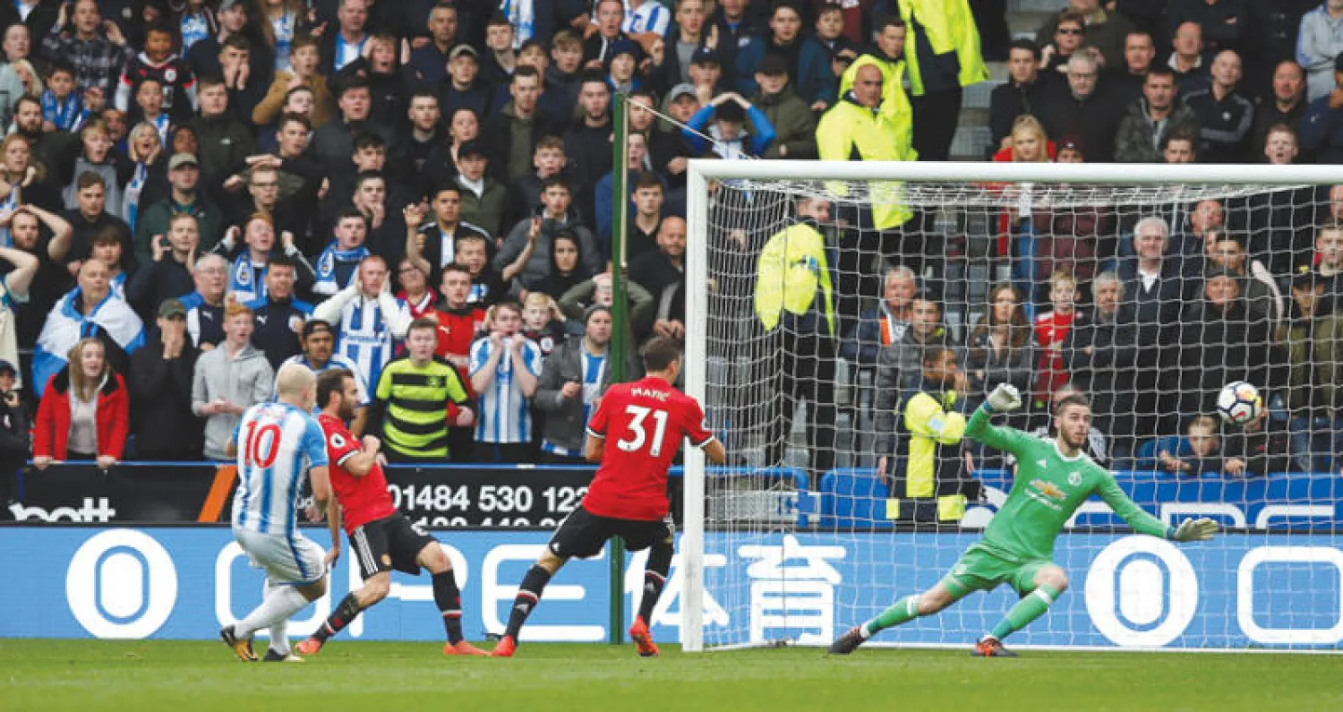 موي (10) يتقدم لهدرسفيلد (رويترز)