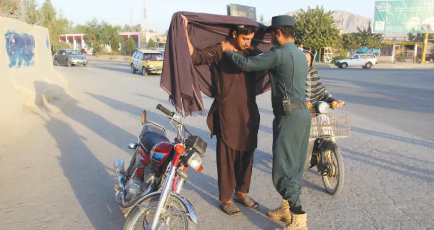 إجراءات تفتيش على الطريق السريعة خارج قندهار جنوب أفغانستان عقب أسبوع دام من التفجيرات (إ.ب.أ)