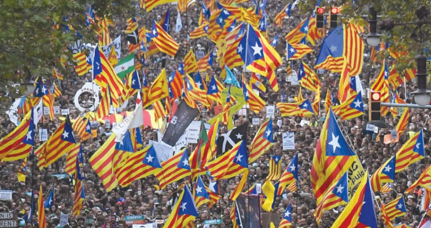 متظاهرون يرفعون أعلام كاتالونيا في برشلونة أول من أمس (أ.ف.ب)