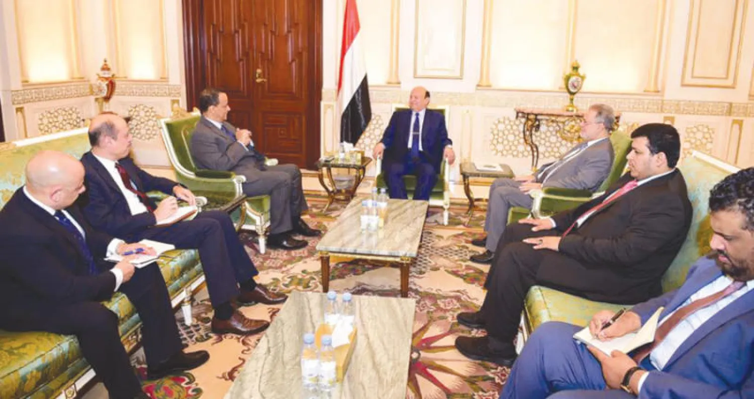 الرئيس اليمني لدى استقباله المبعوث الأممي إلى اليمن في الرياض أول من أمس (سبأ)