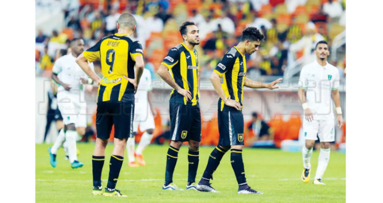 لاعبو الاتحاد بعد خسارتهم أمام الأهلي (تصوير: محمد المانع)