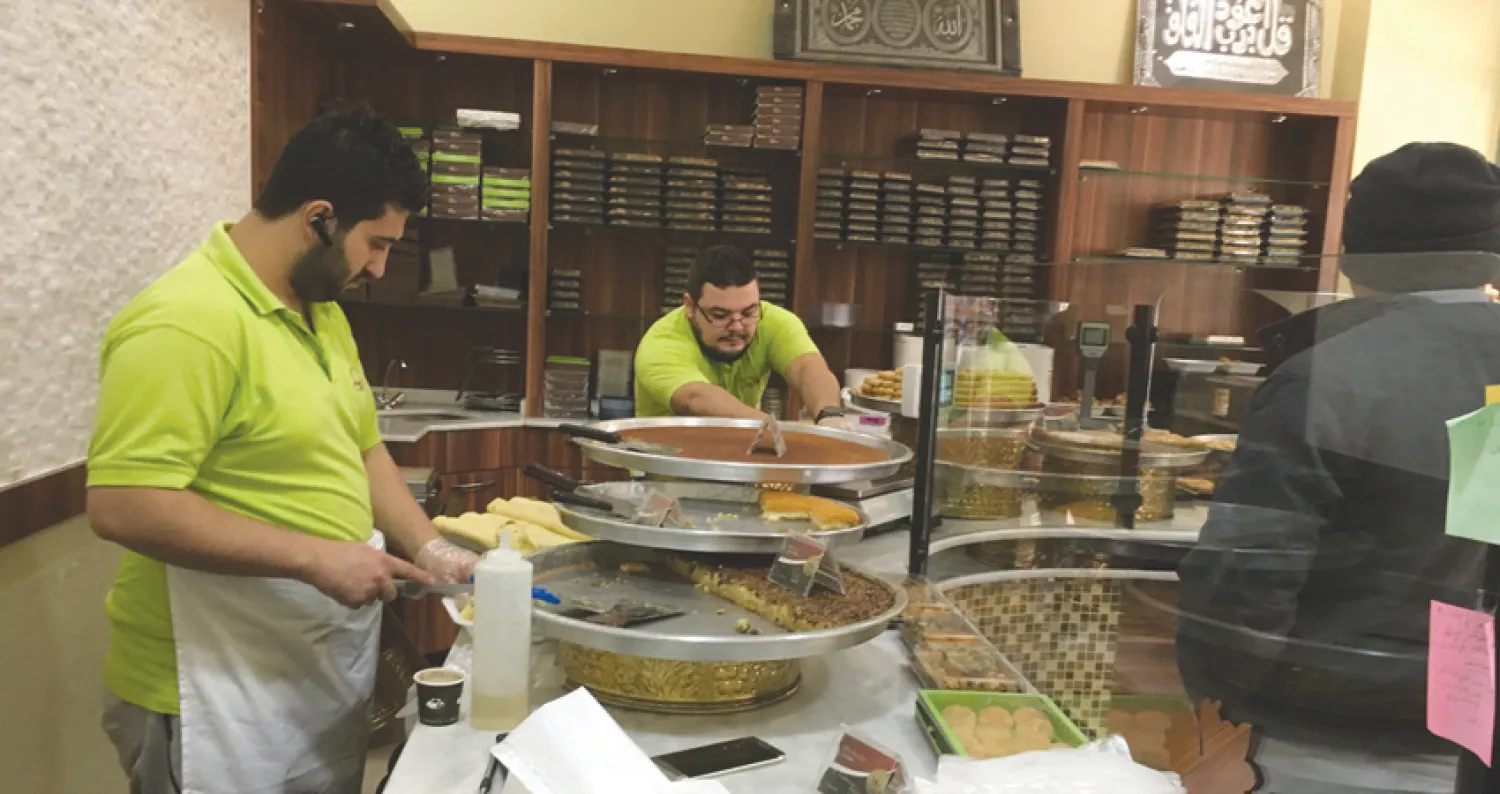 حلويات من محلات تحمل أسماء «الشام» و«دمشق» بـ«شارع العرب» في برلين («الشرق الأوسط»)