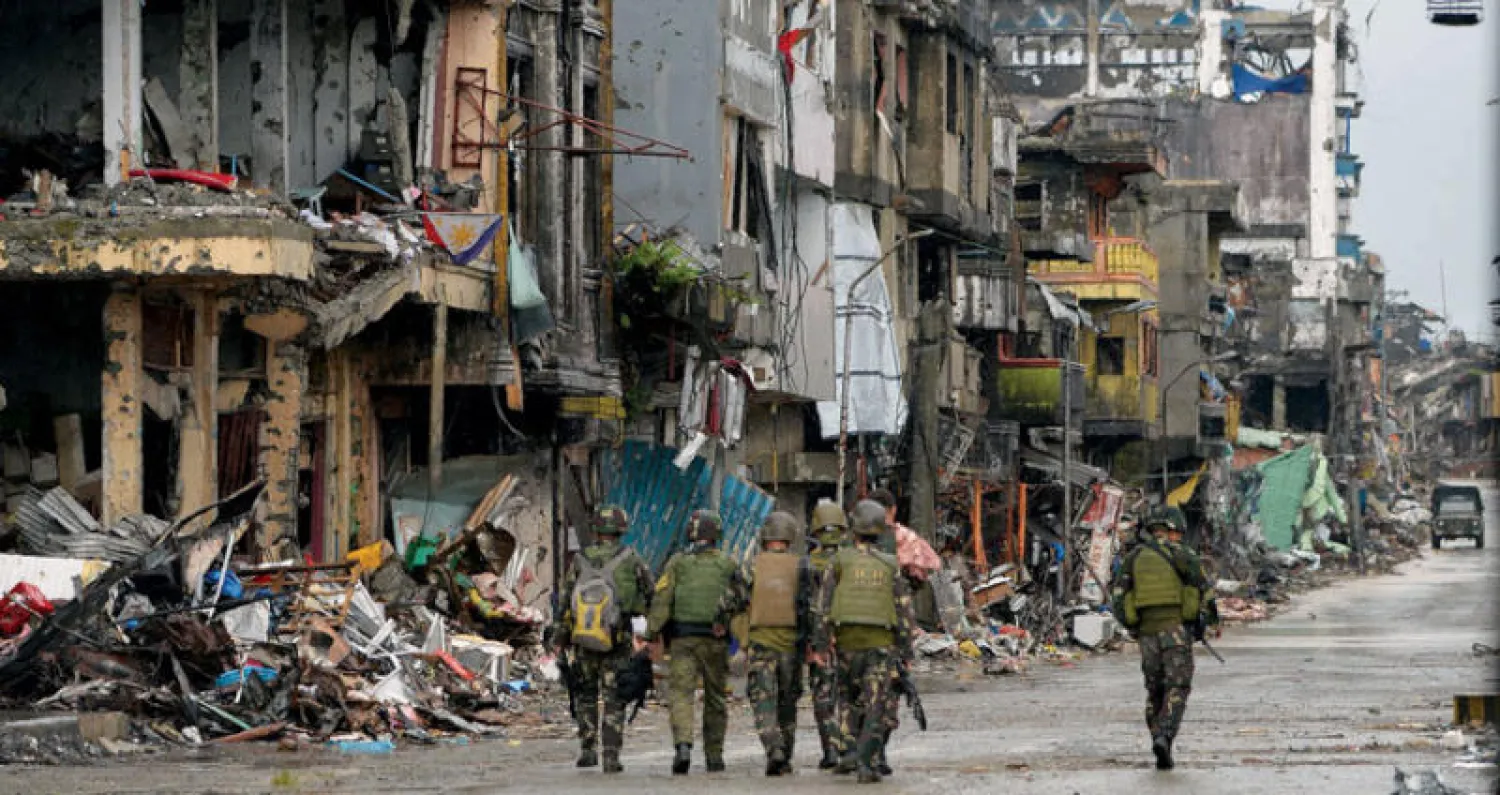 جنود فلبينيون بين الدمار وسط مدينة مراوي مع انتهاء المعارك (أ.ف.ب)