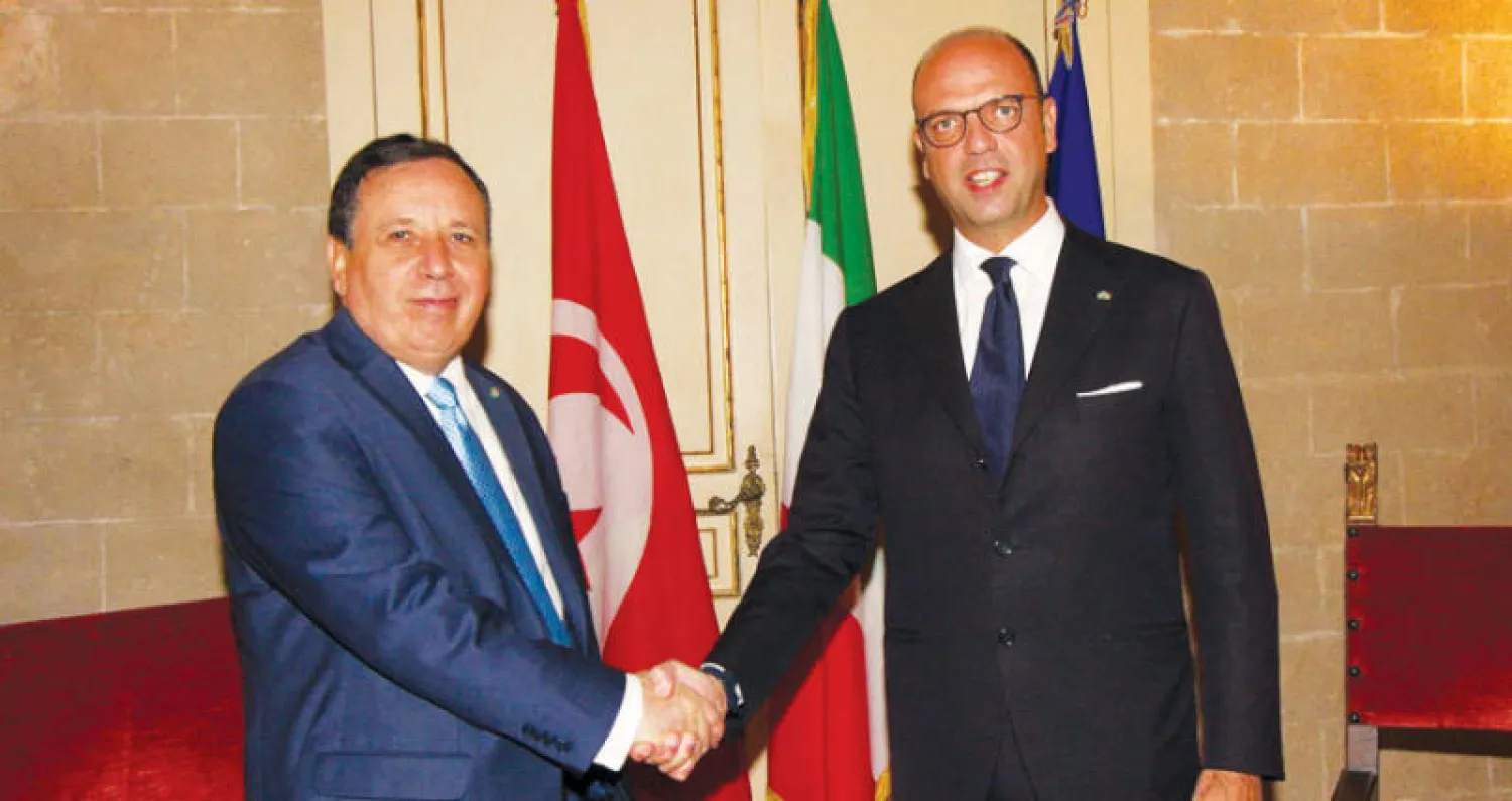 وزيرا الخارجية التونسي (يسار) والإيطالي لدى اجتماعهما في باليرمو بجنوب إيطاليا أمس (أ.ب)