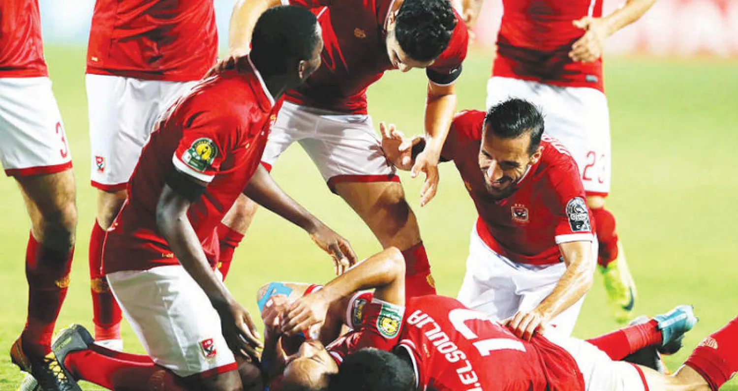 لاعبو الأهلي يحتفلون بأحد أهدافهم في المباراة (رويترز)