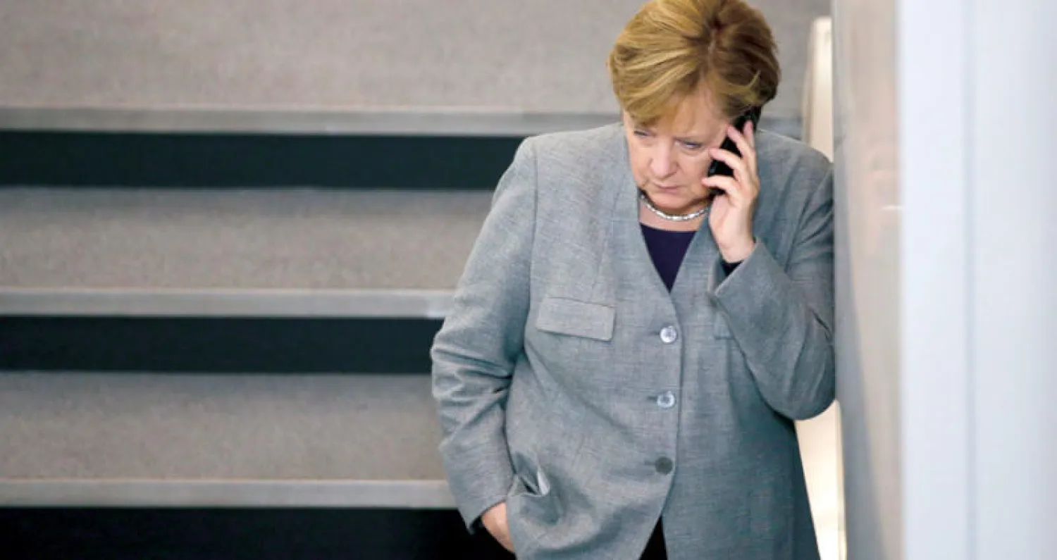 المستشارة الألمانية أنجيلا ميركل ما زالت تعقد المشاورات مع الأحزاب الصغيرة من أجل ائتلاف حكومي تكون هي على رأسه (أ.ب)