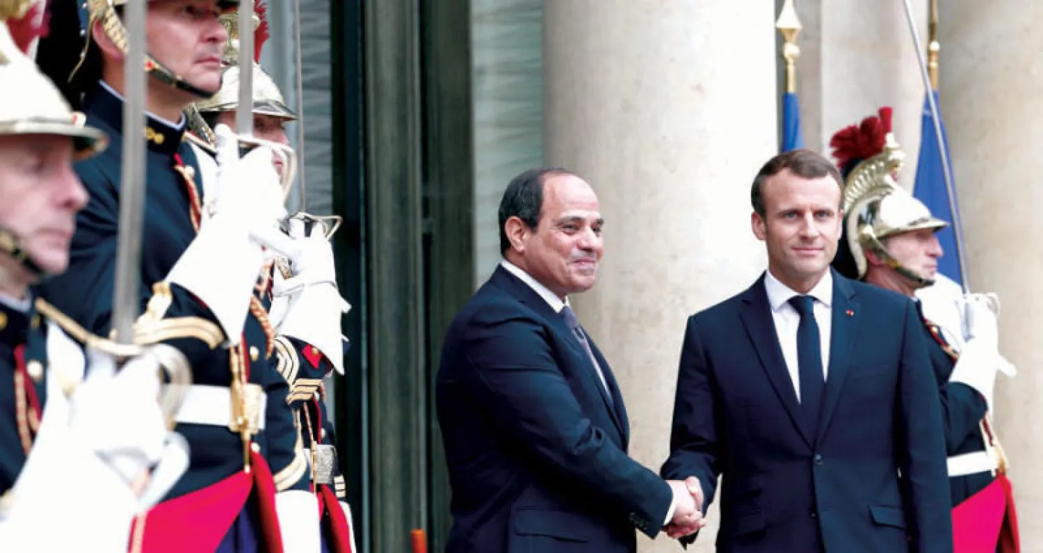 ماكرون والسيسي أمام قصر الإليزيه في باريس أمس (أ.ب)